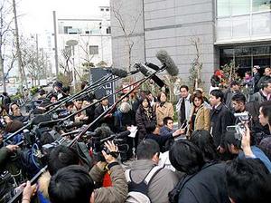 東京入管前で報道陣に囲まれるカザンキランさん達