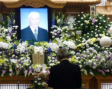 鈴木幸司さんの告別式。弔辞を読む北原事務局長