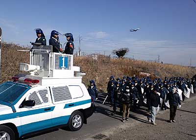 三里塚反対同盟2011新年デモの機動隊