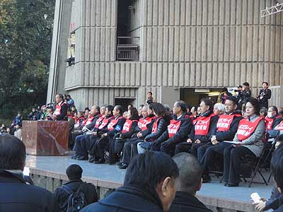 1･27オスプレイ反対東京集会・壇上に並んだ沖縄代表団