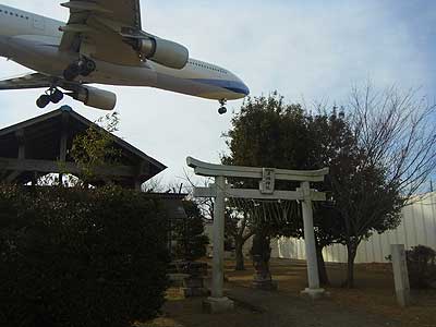 東峰神社上空を飛ぶジェット機