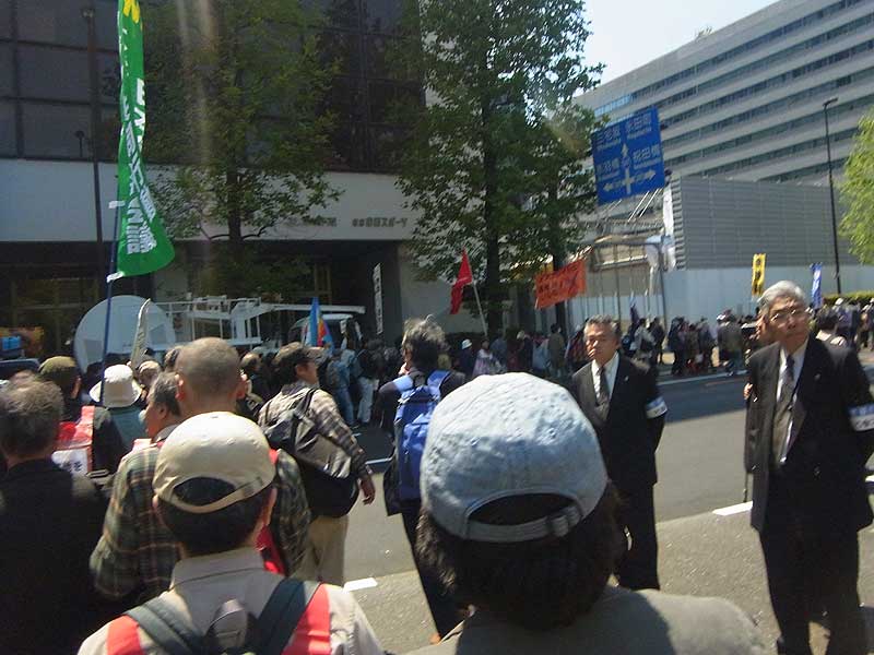 日本「主権回復の日」記念式典抗議集会 10