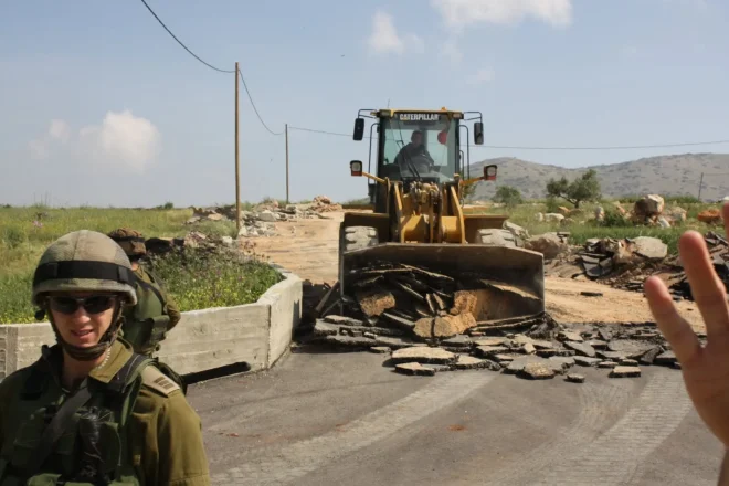 占領地のパレスチナ人の住居を破壊するイスラエル軍