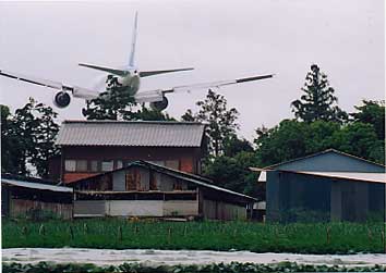 三里塚 島村さん宅上空をすれすれで飛ぶ飛行機
