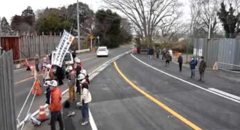 2011.02.04 空港会社が市東さん宅前の道路切り替え工事を強行
