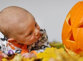 ハロウィンの赤ちゃんの写真