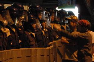 西成署に抗議する労働者（2008釜ヶ崎）