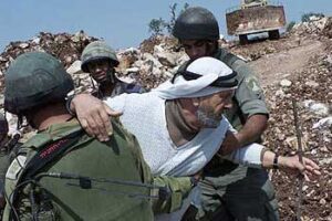 パレスチナ人の民家を破壊し土地を強奪するイスラエル軍