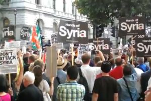 ロンドンでシリア軍事介入反対デモ
