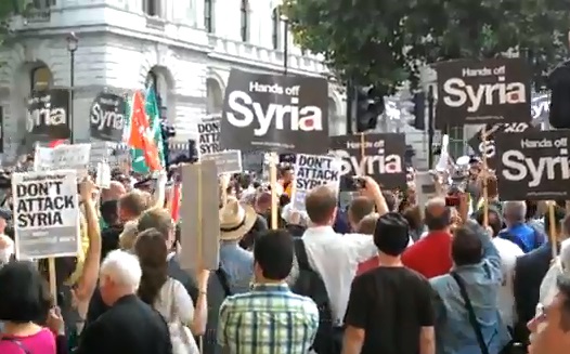 ロンドンでシリア軍事介入反対デモ