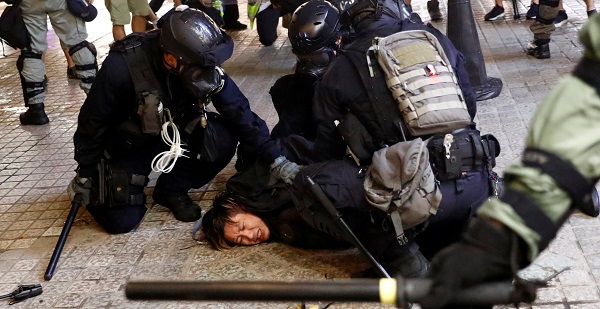 機動隊による香港市民への弾圧