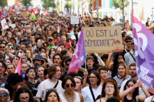 動画】フランスで右翼バルニエ首相指名に大規模な抗議デモ～民意を尊重せよ！マクロンやめろ！