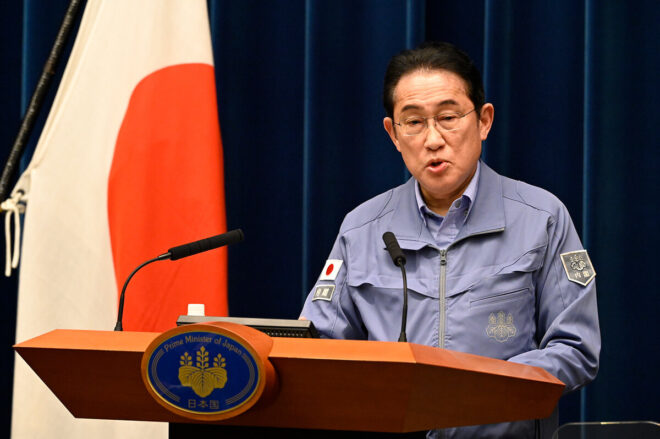 能登地震_官邸内にいるのにわざわざ防災服に着替えて会見する岸田首相