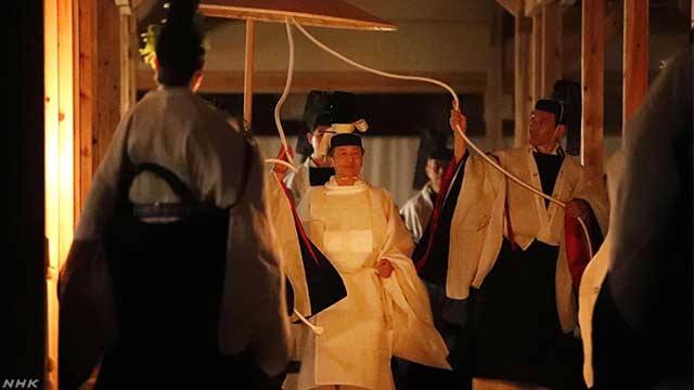 大嘗祭に向かう新天皇